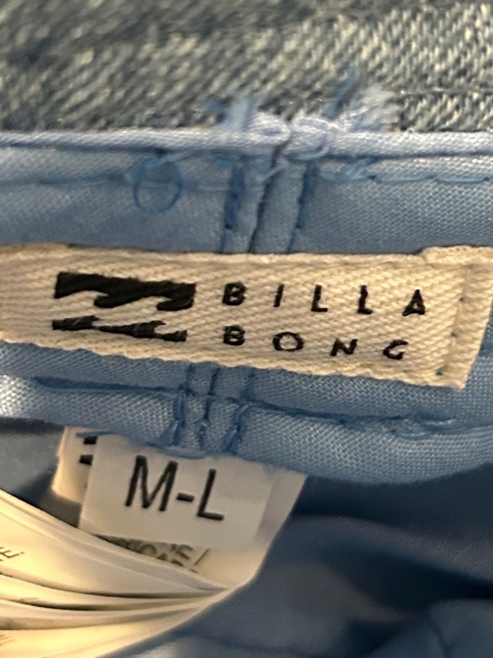 Billabong Light Denim Frayed Brim Bucket Hat NWT - Picture 3 of 3
